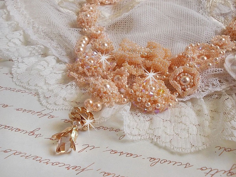 Plastron Idylle Beaut&eacute; Haute Couture brod&eacute; avec cabochons perl&eacute;s de perles rondes nacr&eacute;es en Cristal de Swarovski, des toupies et des rocailles de couleur Saumon, une belle harmonie avec le design 
