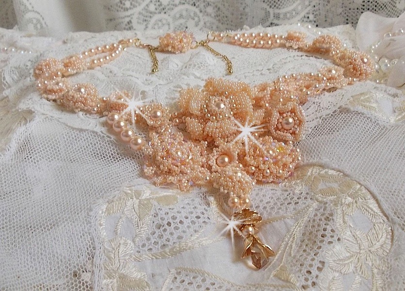 Plastron Idylle Beaut&eacute; Haute Couture brod&eacute; avec cabochons perl&eacute;s de perles rondes nacr&eacute;es en Cristal de Swarovski, des toupies et des rocailles de couleur Saumon, une belle harmonie avec le design 