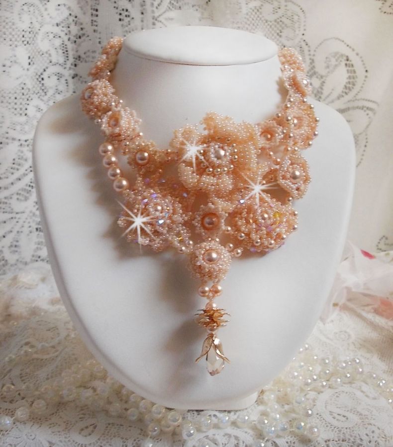Plastron Idylle Beaut&eacute; Haute Couture brod&eacute; avec cabochons perl&eacute;s de perles rondes nacr&eacute;es en Cristal de Swarovski, des toupies et des rocailles de couleur Saumon, une belle harmonie avec le design 
