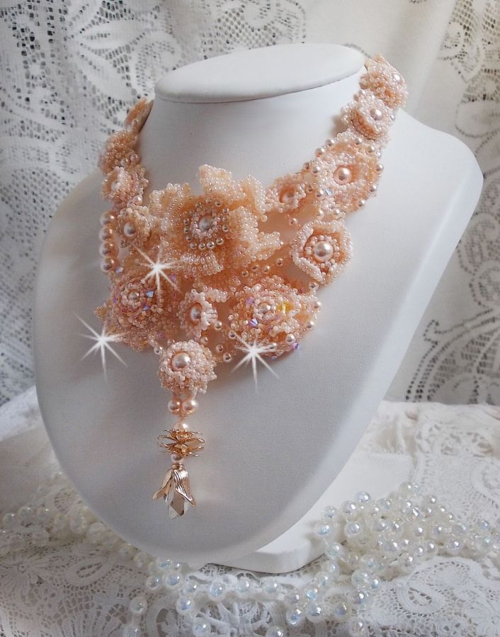 Plastron Idylle Beaut&eacute; Haute Couture brod&eacute; avec cabochons perl&eacute;s de perles rondes nacr&eacute;es en Cristal de Swarovski, des toupies et des rocailles de couleur Saumon, une belle harmonie avec le design 