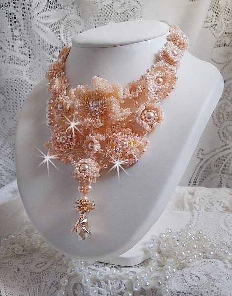 Plastron Idylle Beaut&eacute; Haute Couture brod&eacute; avec cabochons perl&eacute;s de perles rondes nacr&eacute;es en Cristal de Swarovski, des toupies et des rocailles de couleur Saumon, une belle harmonie avec le design 