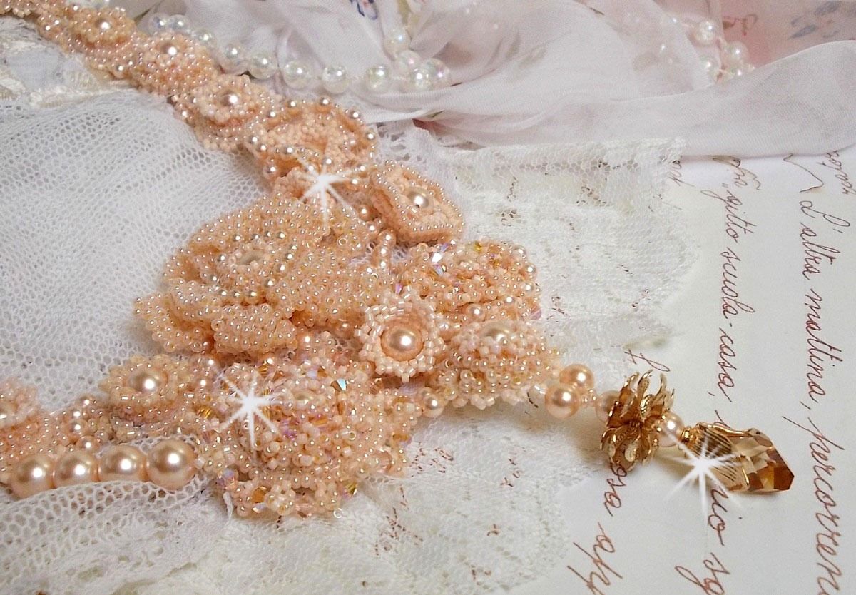 Plastron Idylle Beaut&eacute; Haute Couture brod&eacute; avec cabochons perl&eacute;s de perles rondes nacr&eacute;es en Cristal de Swarovski, des toupies et des rocailles de couleur Saumon, une belle harmonie avec le design 