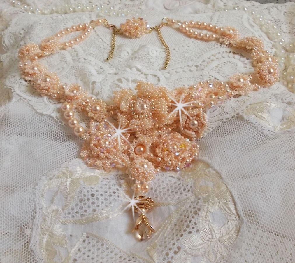 Plastron Idylle Beaut&eacute; Haute Couture brod&eacute; avec cabochons perl&eacute;s de perles rondes nacr&eacute;es en Cristal de Swarovski, des toupies et des rocailles de couleur Saumon, une belle harmonie avec le design 