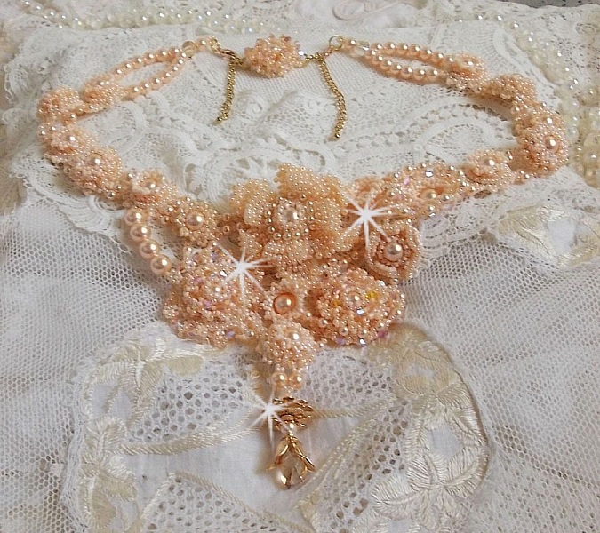 Plastron Idylle Beaut&eacute; Haute Couture brod&eacute; avec cabochons perl&eacute;s de perles rondes nacr&eacute;es en Cristal de Swarovski, des toupies et des rocailles de couleur Saumon, une belle harmonie avec le design 