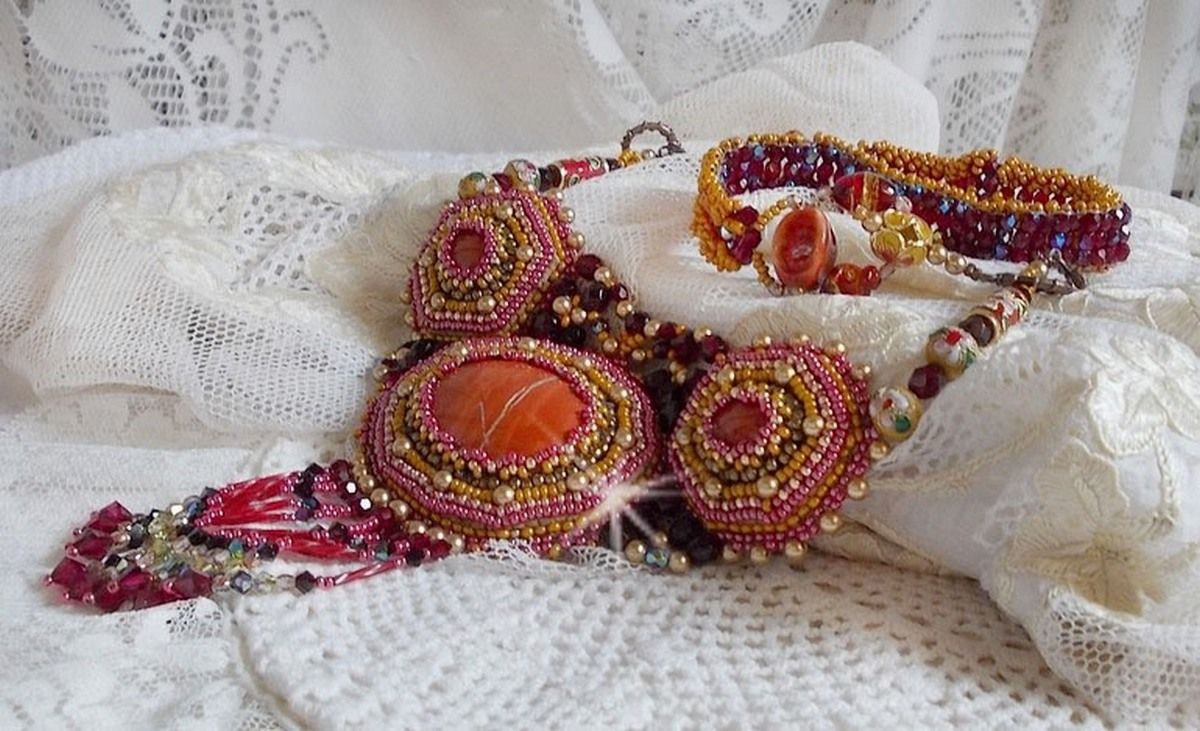 Plastron Jaspe Rouge brod&eacute; avec des pierres semi-pr&eacute;cieuses le Jaspe Rouge avec des Cristaux de Swarovski, des perles cloisonn&eacute;es, des Muranos et des rocailles
