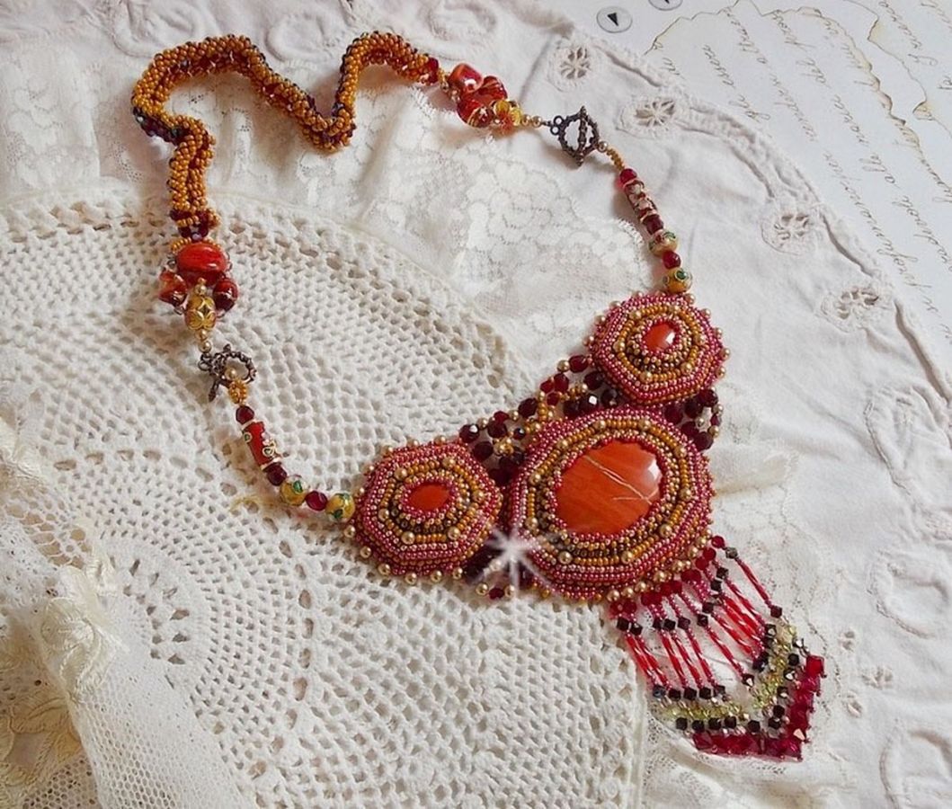 Plastron Jaspe Rouge brod&eacute; avec des pierres semi-pr&eacute;cieuses le Jaspe Rouge avec des Cristaux de Swarovski, des perles cloisonn&eacute;es, des Muranos et des rocailles