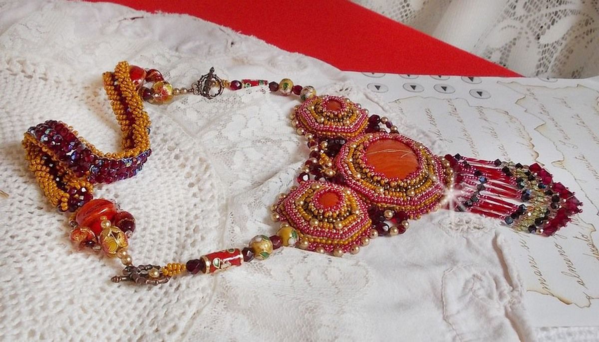 Plastron Jaspe Rouge brod&eacute; avec des pierres semi-pr&eacute;cieuses le Jaspe Rouge avec des Cristaux de Swarovski, des perles cloisonn&eacute;es, des Muranos et des rocailles