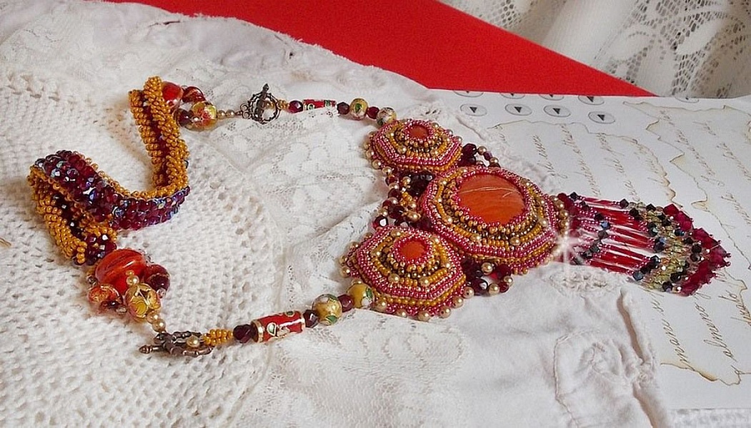 Plastron Jaspe Rouge brod&eacute; avec des pierres semi-pr&eacute;cieuses le Jaspe Rouge avec des Cristaux de Swarovski, des perles cloisonn&eacute;es, des Muranos et des rocailles