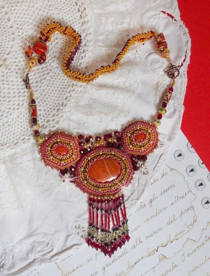 Plastron Jaspe Rouge brod&eacute; avec des pierres semi-pr&eacute;cieuses le Jaspe Rouge avec des Cristaux de Swarovski, des perles cloisonn&eacute;es, des Muranos et des rocailles