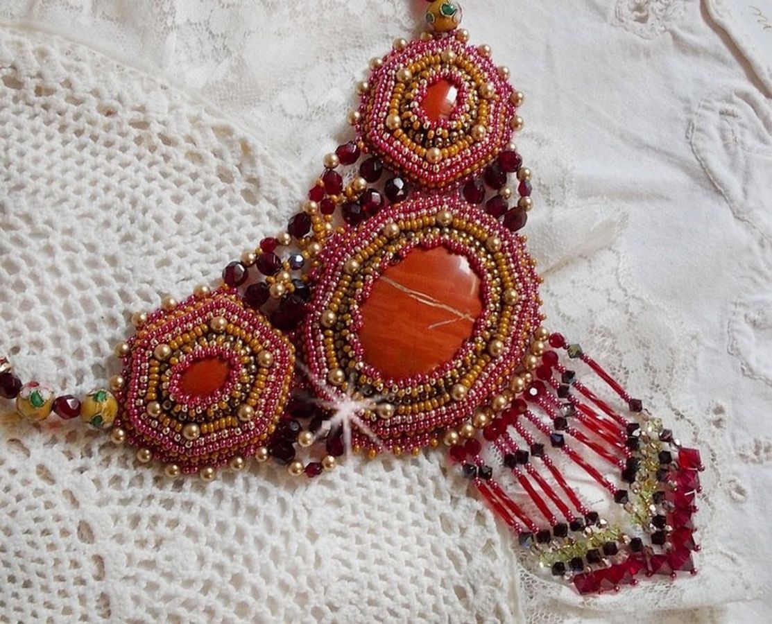 Plastron Jaspe Rouge brod&eacute; avec des pierres semi-pr&eacute;cieuses le Jaspe Rouge avec des Cristaux de Swarovski, des perles cloisonn&eacute;es, des Muranos et des rocailles