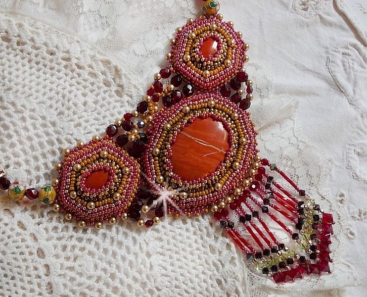 Plastron Jaspe Rouge brod&eacute; avec des pierres semi-pr&eacute;cieuses le Jaspe Rouge avec des Cristaux de Swarovski, des perles cloisonn&eacute;es, des Muranos et des rocailles
