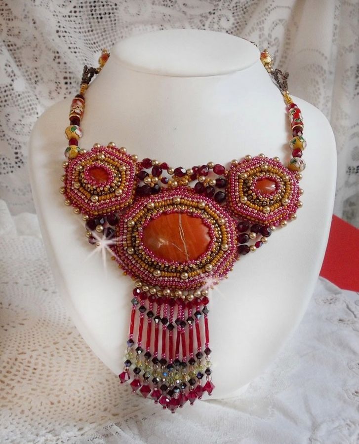 Plastron Jaspe Rouge brod&eacute; avec des pierres semi-pr&eacute;cieuses le Jaspe Rouge avec des Cristaux de Swarovski, des perles cloisonn&eacute;es, des Muranos et des rocailles