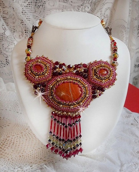 Plastron Jaspe Rouge brod&eacute; avec des pierres semi-pr&eacute;cieuses le Jaspe Rouge avec des Cristaux de Swarovski, des perles cloisonn&eacute;es, des Muranos et des rocailles