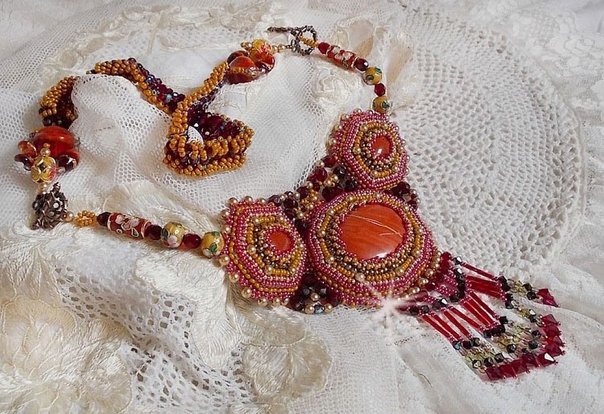 Plastron Jaspe Rouge brod&eacute; avec des pierres semi-pr&eacute;cieuses le Jaspe Rouge avec des Cristaux de Swarovski, des perles cloisonn&eacute;es, des Muranos et des rocailles
