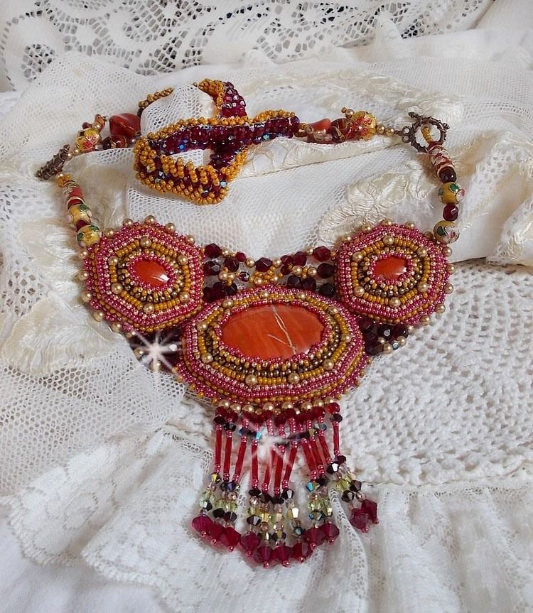 Plastron Jaspe Rouge brod&eacute; avec des pierres semi-pr&eacute;cieuses le Jaspe Rouge avec des Cristaux de Swarovski, des perles cloisonn&eacute;es, des Muranos et des rocailles