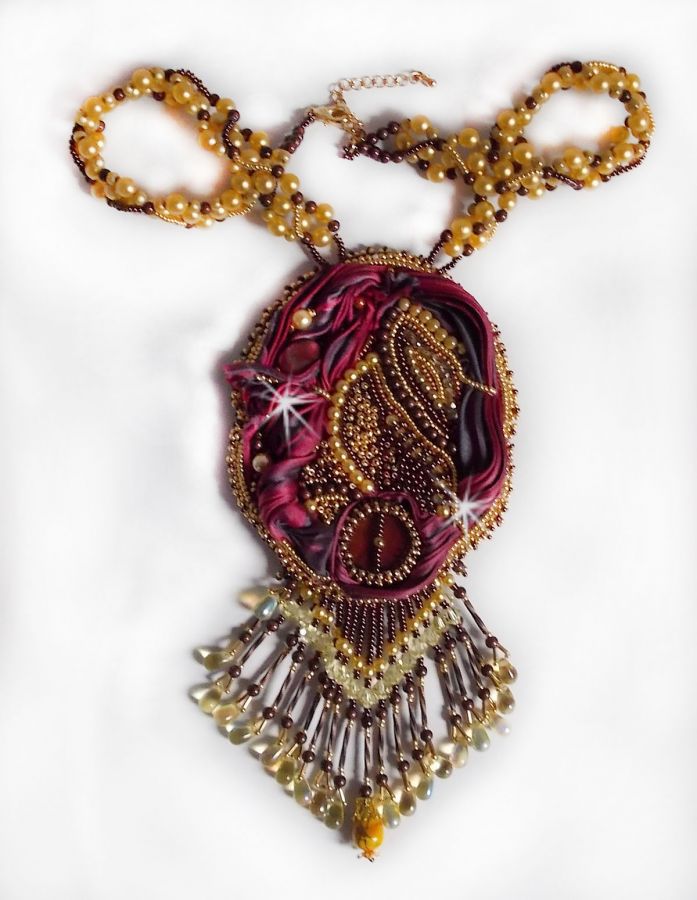 Collier Laetitia Forever brod&eacute;e avec un ruban de soie Bordeaux/Marron et Purple, un disque en nacre, des perles rondes nacr&eacute;es, des gouttes et des rocailles