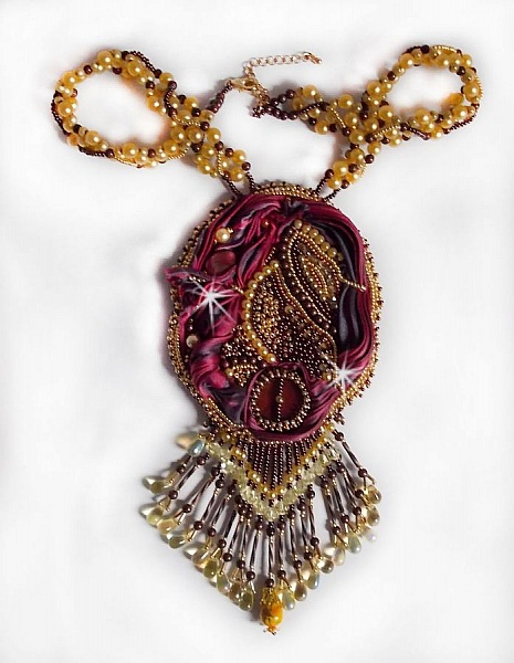 Collier Laetitia Forever brod&eacute;e avec un ruban de soie Bordeaux/Marron et Purple, un disque en nacre, des perles rondes nacr&eacute;es, des gouttes et des rocailles