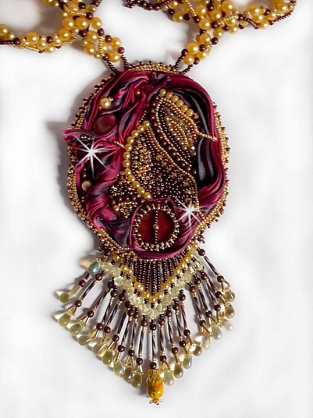 Collier Laetitia Forever brod&eacute;e avec un ruban de soie Bordeaux/Marron et Purple, un disque en nacre, des perles rondes nacr&eacute;es, des gouttes et des rocailles
