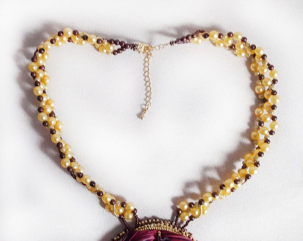 Collier Laetitia Forever brod&eacute;e avec un ruban de soie Bordeaux/Marron et Purple, un disque en nacre, des perles rondes nacr&eacute;es, des gouttes et des rocailles