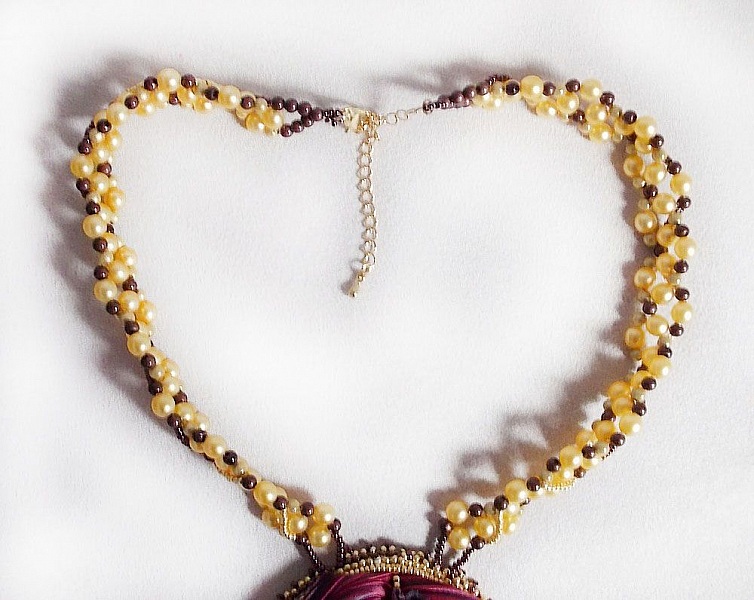 Collier Laetitia Forever brod&eacute;e avec un ruban de soie Bordeaux/Marron et Purple, un disque en nacre, des perles rondes nacr&eacute;es, des gouttes et des rocailles