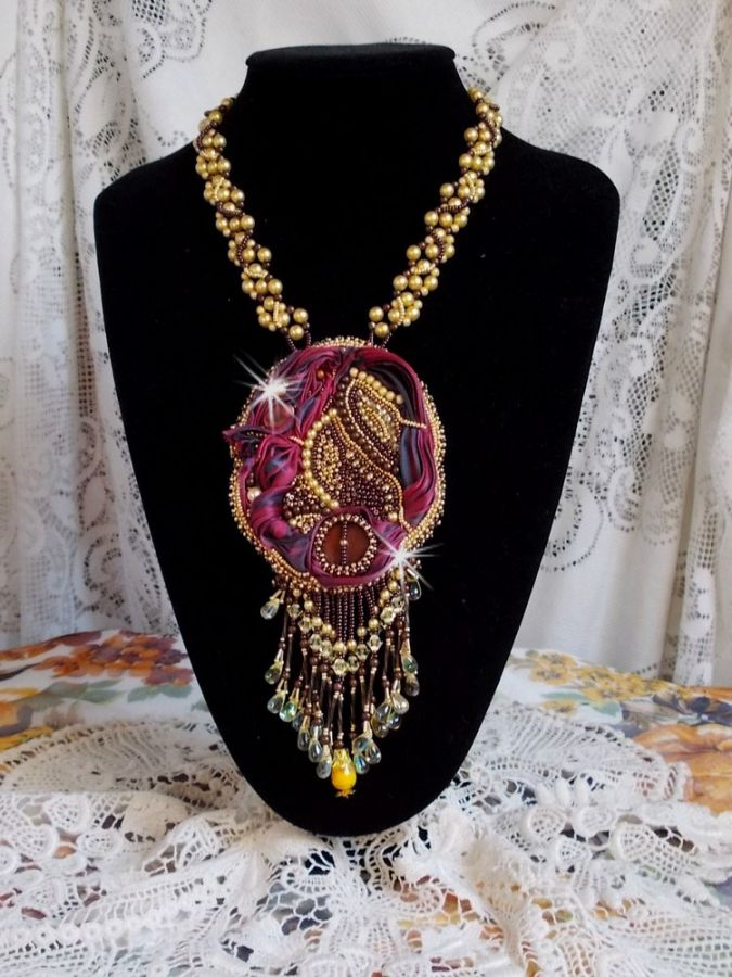 Collier Laetitia Forever brod&eacute;e avec un ruban de soie Bordeaux/Marron et Purple, un disque en nacre, des perles rondes nacr&eacute;es, des gouttes et des rocailles