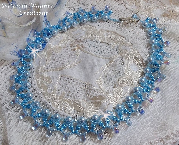 Collier bleu en perles Swarovski et gouttes de verre.