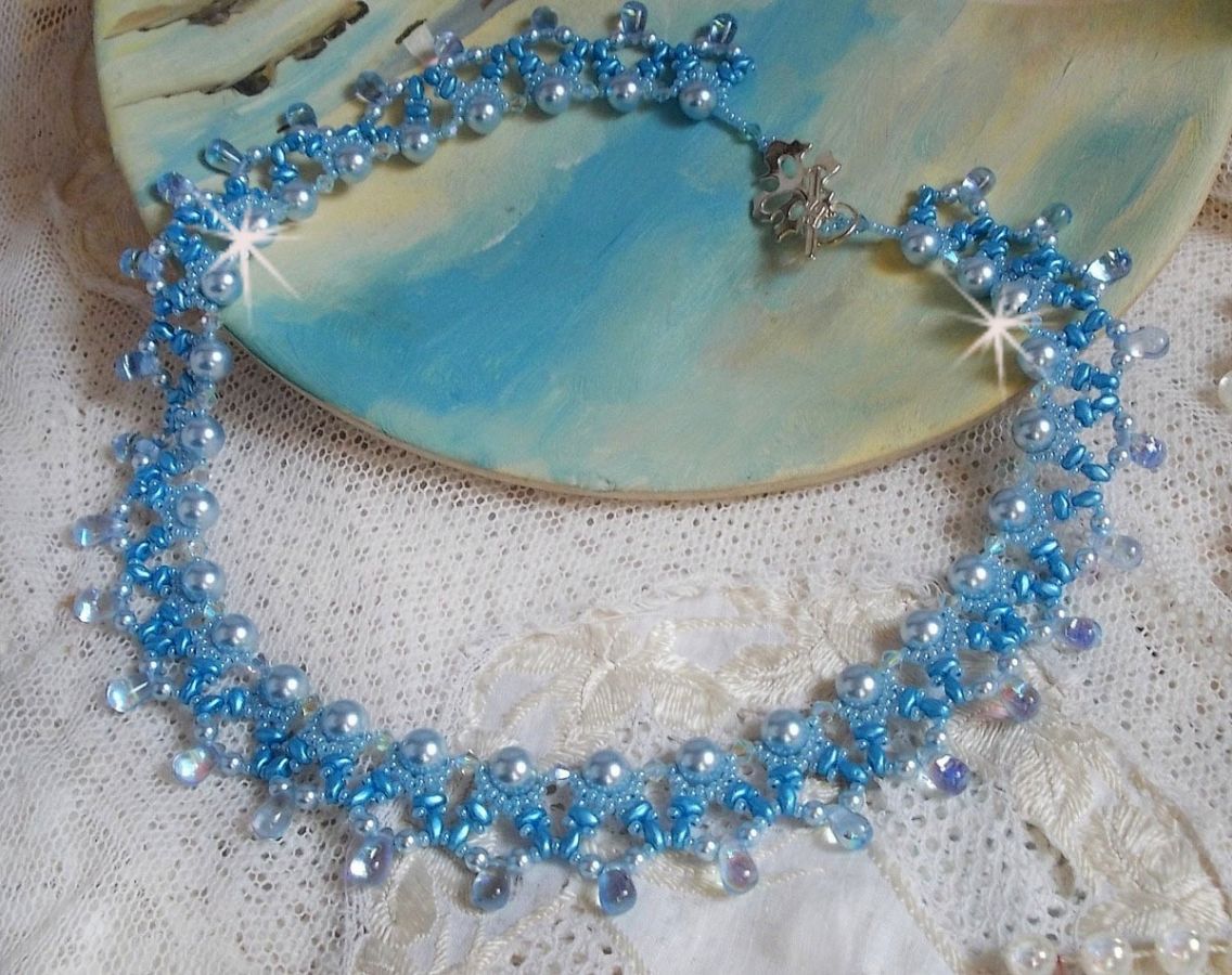 Collier bleu en perles Swarovski et gouttes de verre.
