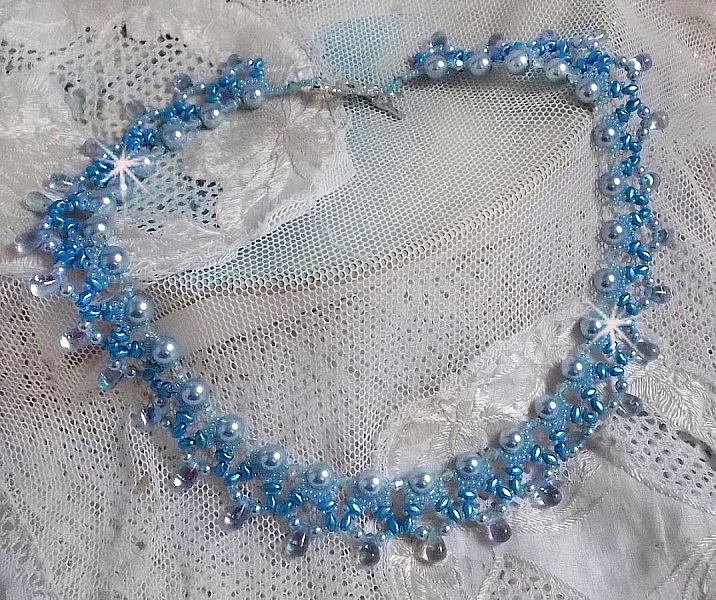 Collier bleu en perles de cristal et gouttes de verre.