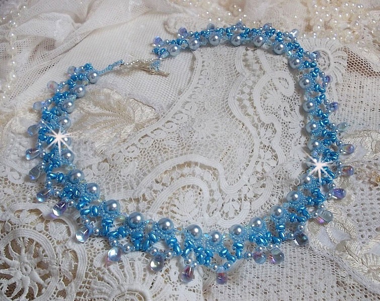 Collier bleu en perles de cristal Swarovski et gouttes verre.