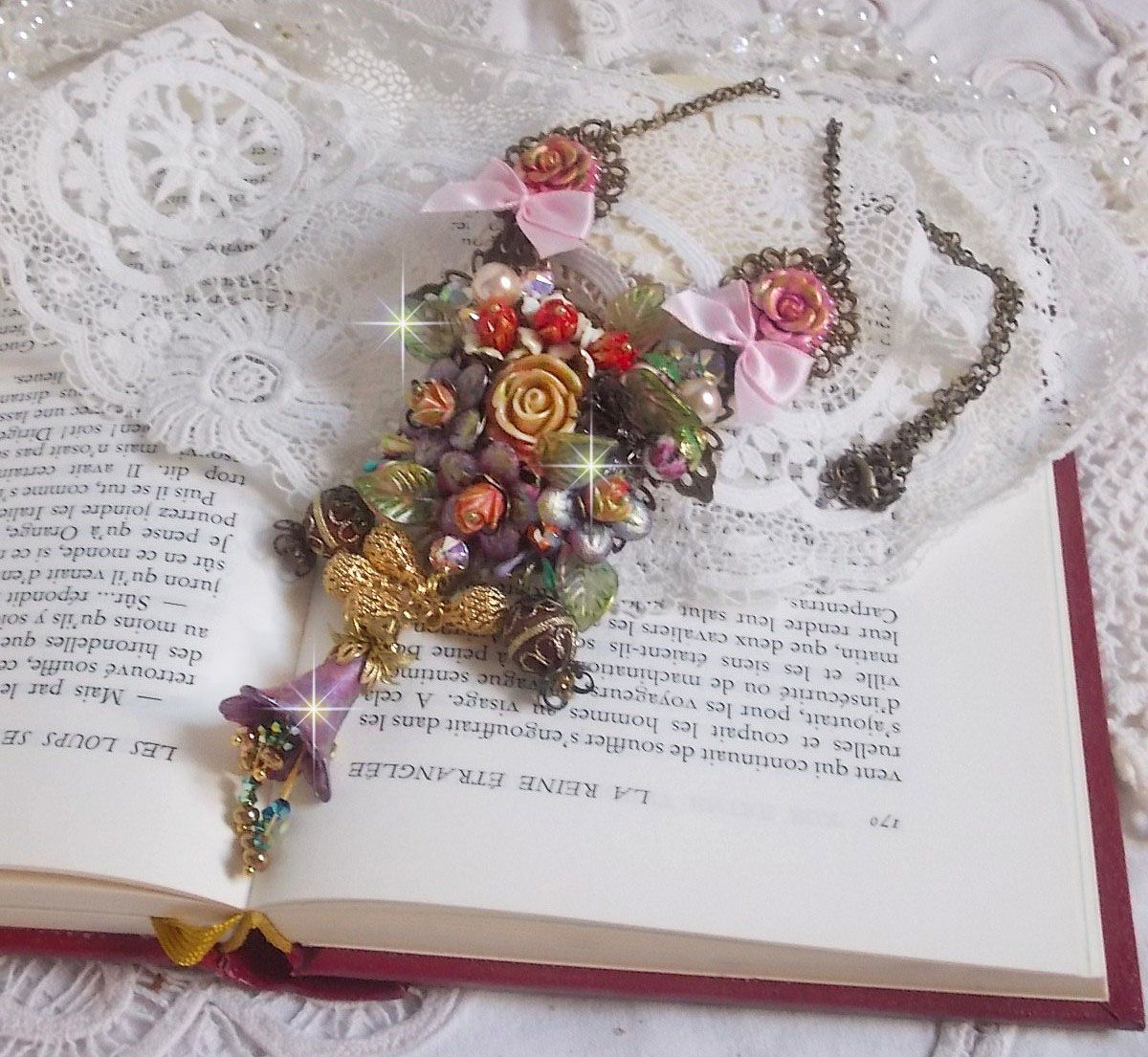 Collier Lis&egrave;re de For&ecirc;t Fleurie mi-long, c&eacute;ramique, cristaux, fleurs, perles, breloques, accessoires Laiton et m&eacute;tal, une belle for&ecirc;t !	
