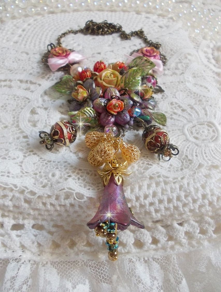 Collier Lis&egrave;re de For&ecirc;t Fleurie mi-long, c&eacute;ramique, cristaux, fleurs, perles, breloques, accessoires Laiton et m&eacute;tal, une belle for&ecirc;t !	