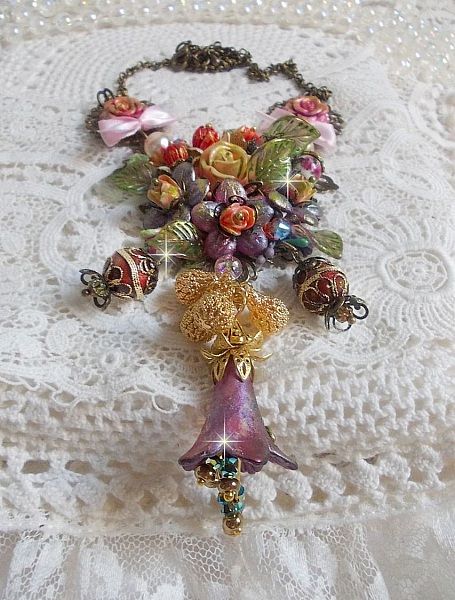 Collier Lis&egrave;re de For&ecirc;t Fleurie mi-long, c&eacute;ramique, cristaux, fleurs, perles, breloques, accessoires Laiton et m&eacute;tal, une belle for&ecirc;t !	