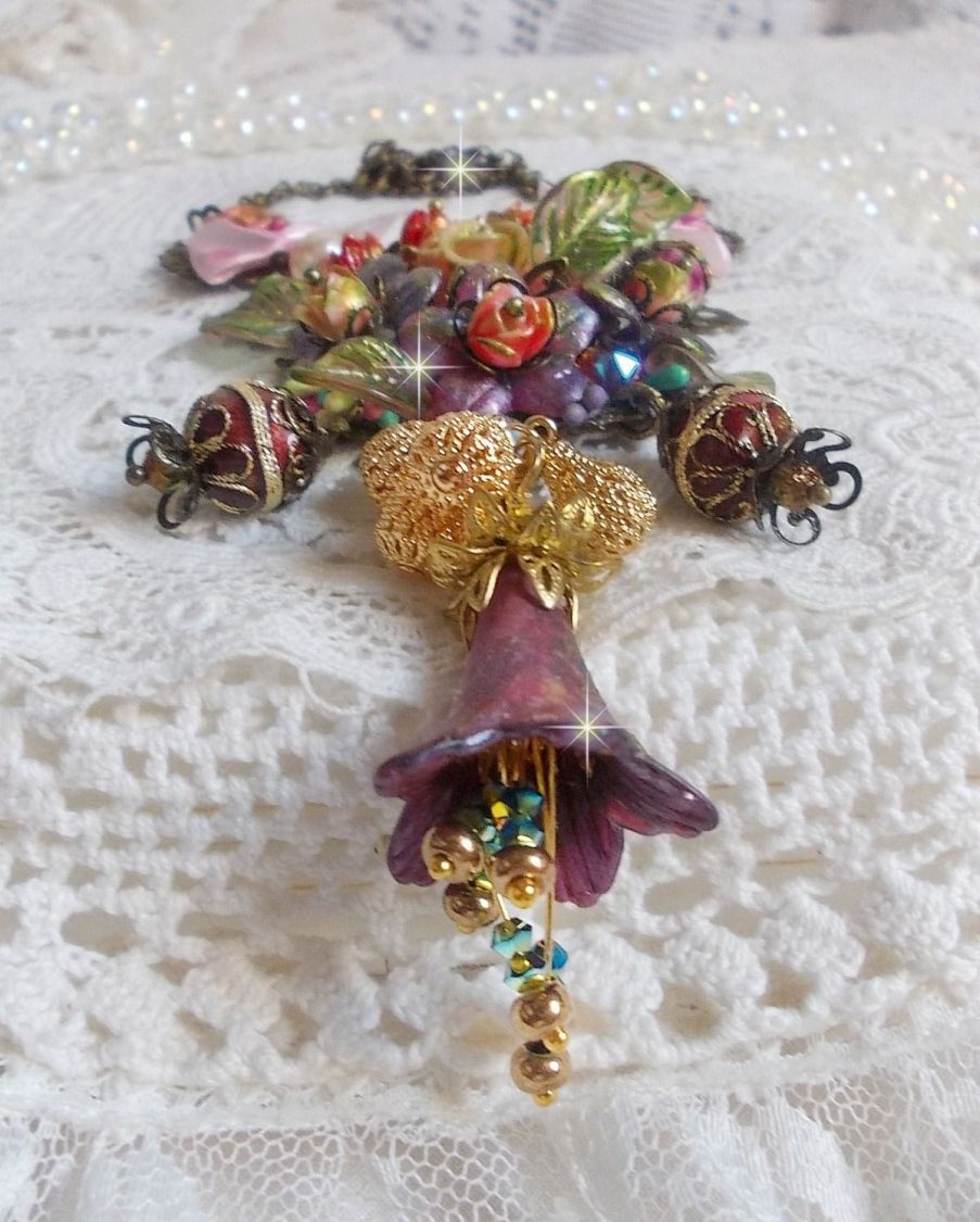 Collier Lis&egrave;re de For&ecirc;t Fleurie mi-long, c&eacute;ramique, cristaux, fleurs, perles, breloques, accessoires Laiton et m&eacute;tal, une belle for&ecirc;t !	