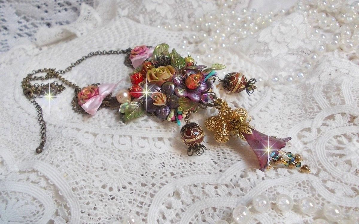 Collier Lis&egrave;re de For&ecirc;t Fleurie mi-long, c&eacute;ramique, cristaux, fleurs, perles, breloques, accessoires Laiton et m&eacute;tal, une belle for&ecirc;t !	
