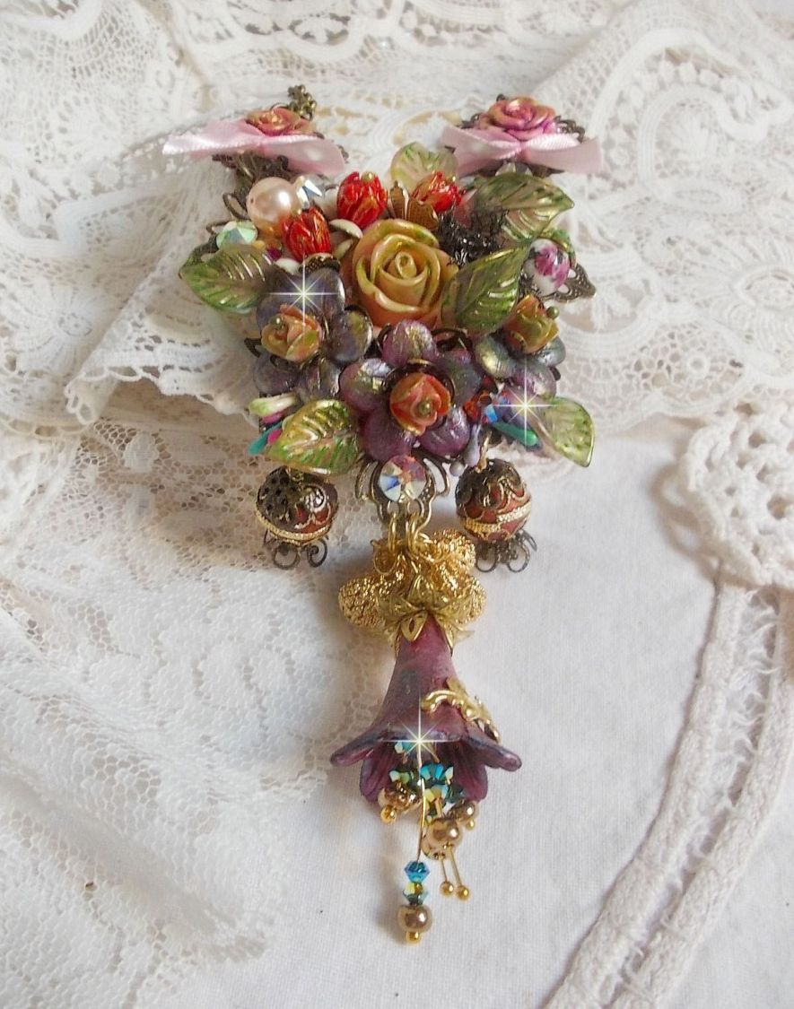 Collier Lis&egrave;re de For&ecirc;t Fleurie mi-long, c&eacute;ramique, cristaux, fleurs, perles, breloques, accessoires Laiton et m&eacute;tal, une belle for&ecirc;t !	