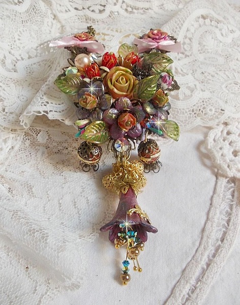 Collier Lis&egrave;re de For&ecirc;t Fleurie mi-long, c&eacute;ramique, cristaux, fleurs, perles, breloques, accessoires Laiton et m&eacute;tal, une belle for&ecirc;t !	