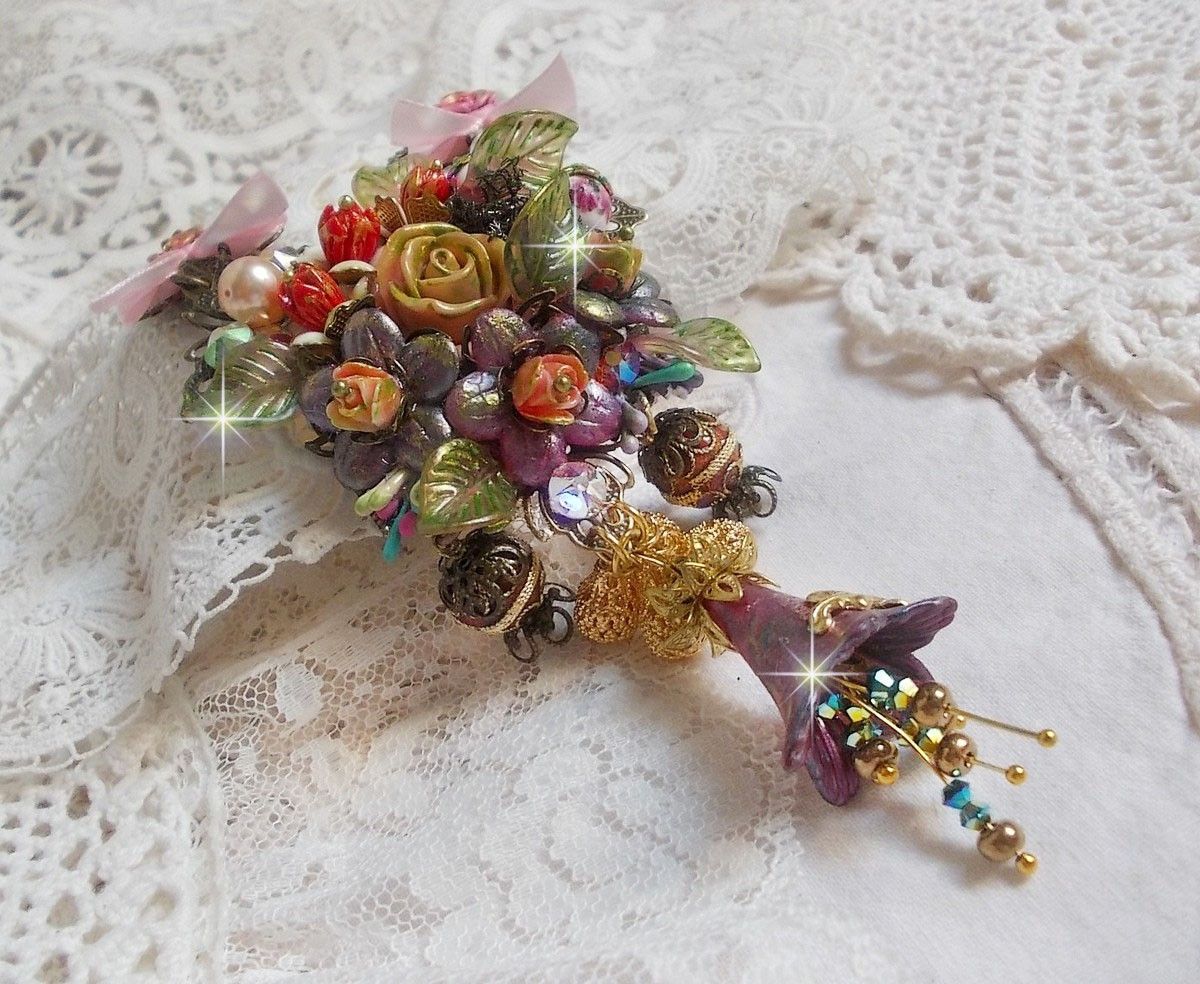 Collier Lis&egrave;re de For&ecirc;t Fleurie mi-long, c&eacute;ramique, cristaux, fleurs, perles, breloques, accessoires Laiton et m&eacute;tal, une belle for&ecirc;t !	