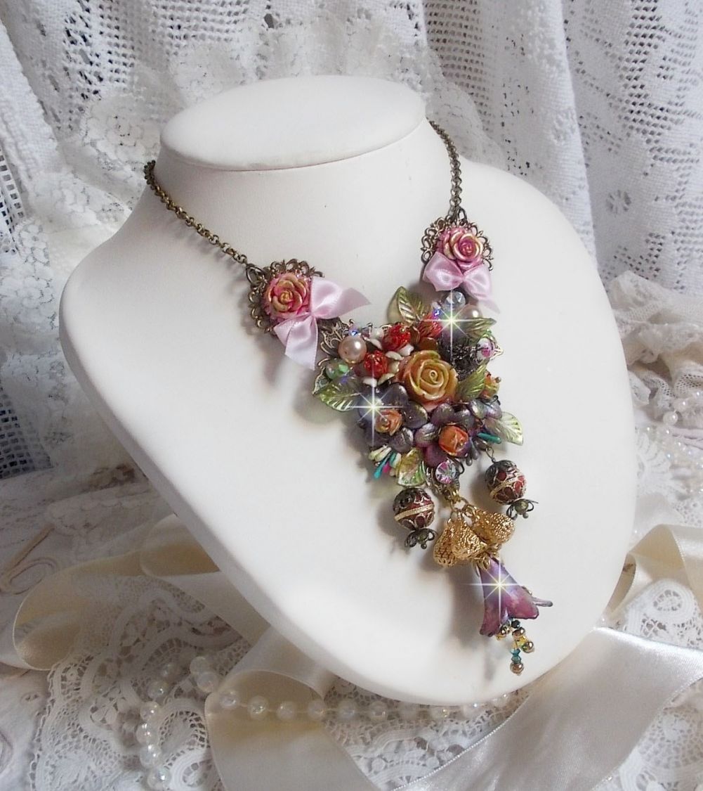 Collier Lis&egrave;re de For&ecirc;t Fleurie mi-long, c&eacute;ramique, cristaux, fleurs, perles, breloques, accessoires Laiton et m&eacute;tal, une belle for&ecirc;t !	