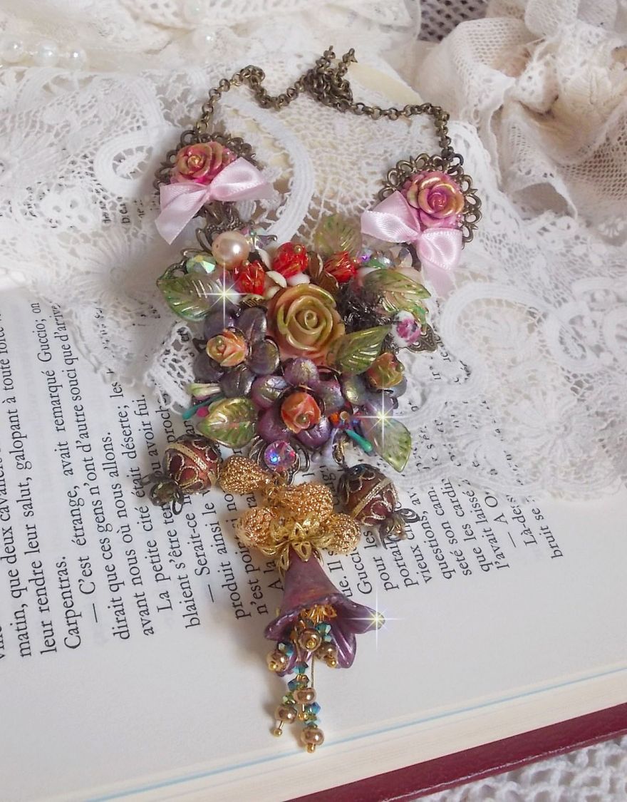 Collier Lis&egrave;re de For&ecirc;t Fleurie mi-long, c&eacute;ramique, cristaux, fleurs, perles, breloques, accessoires Laiton et m&eacute;tal, une belle for&ecirc;t !	