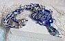 Collier Lotus Flowers avec un cabochon en Verre brod&eacute; sur une base en su&eacute;dine &agrave; laquelle s&rsquo;ajoute :  perles de Venise, coupelles estampes, toupies, chatons, gouttes, rocailles et fermoir Argent 925