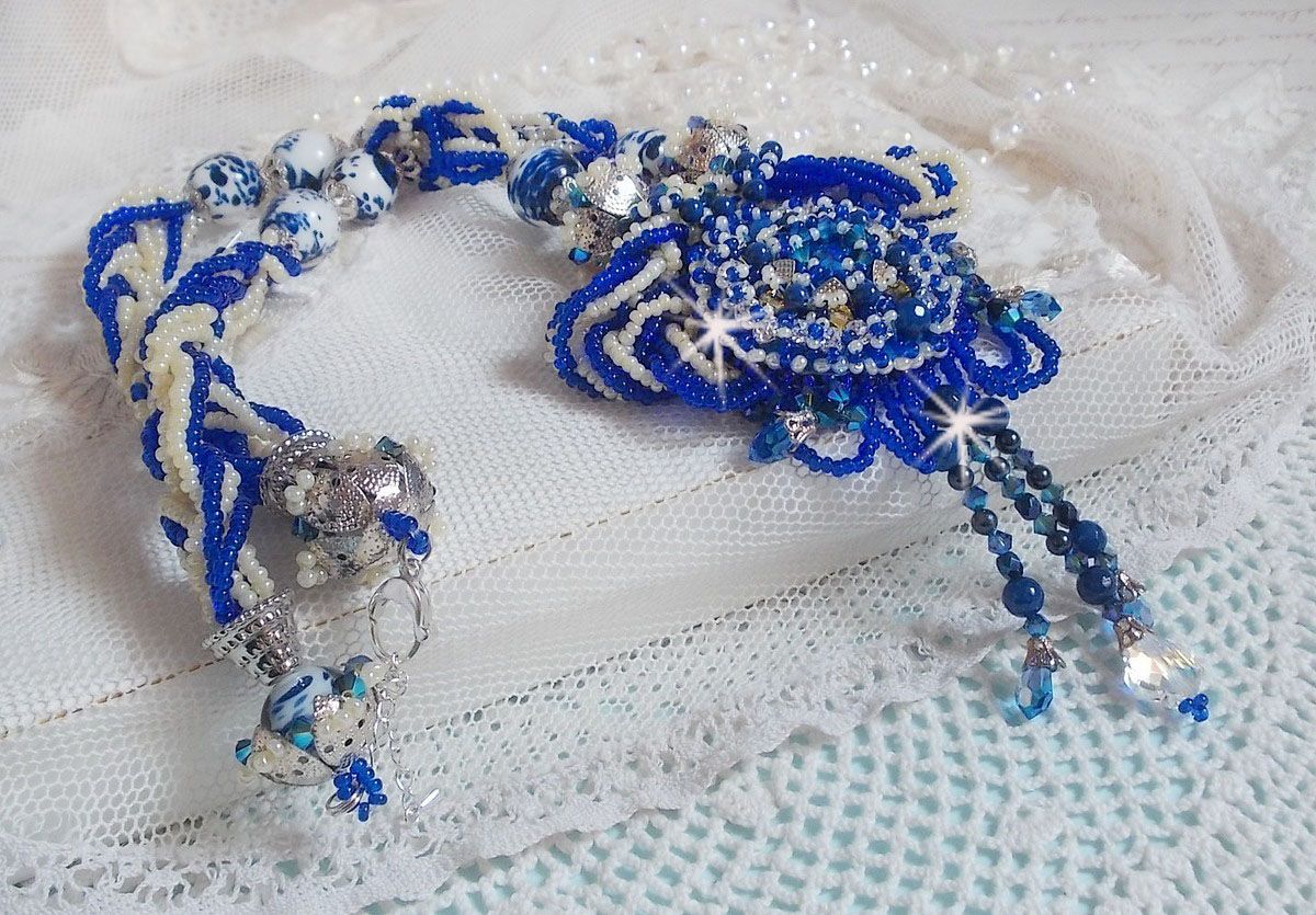 Collier Lotus Flowers avec un cabochon en Verre brod&eacute; sur une base en su&eacute;dine &agrave; laquelle s&rsquo;ajoute :  perles de Venise, coupelles estampes, toupies, chatons, gouttes, rocailles et fermoir Argent 925
