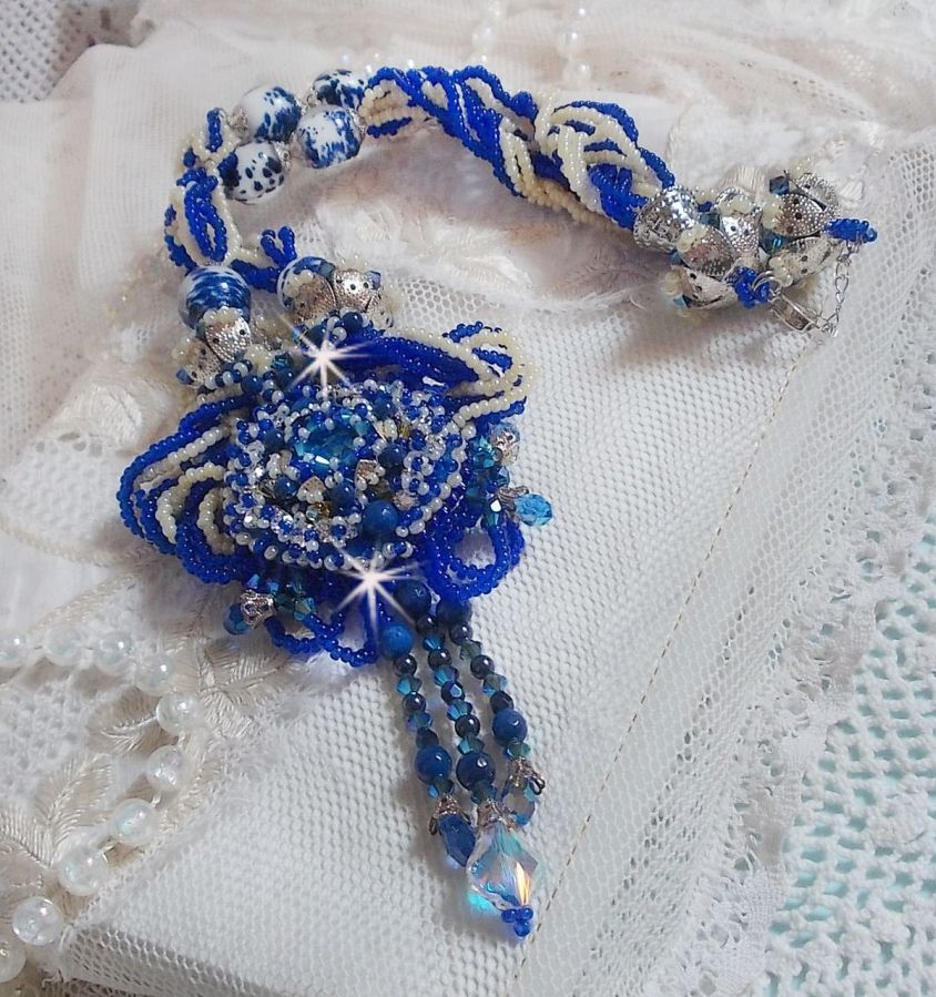 Collier Lotus Flowers avec un cabochon en Verre brod&eacute; sur une base en su&eacute;dine &agrave; laquelle s&rsquo;ajoute :  perles de Venise, coupelles estampes, toupies, chatons, gouttes, rocailles et fermoir Argent 925