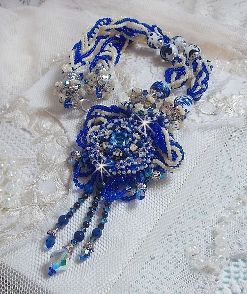 Collier Lotus Flowers avec un cabochon en Verre brod&eacute; sur une base en su&eacute;dine &agrave; laquelle s&rsquo;ajoute :  perles de Venise, coupelles estampes, toupies, chatons, gouttes, rocailles et fermoir Argent 925