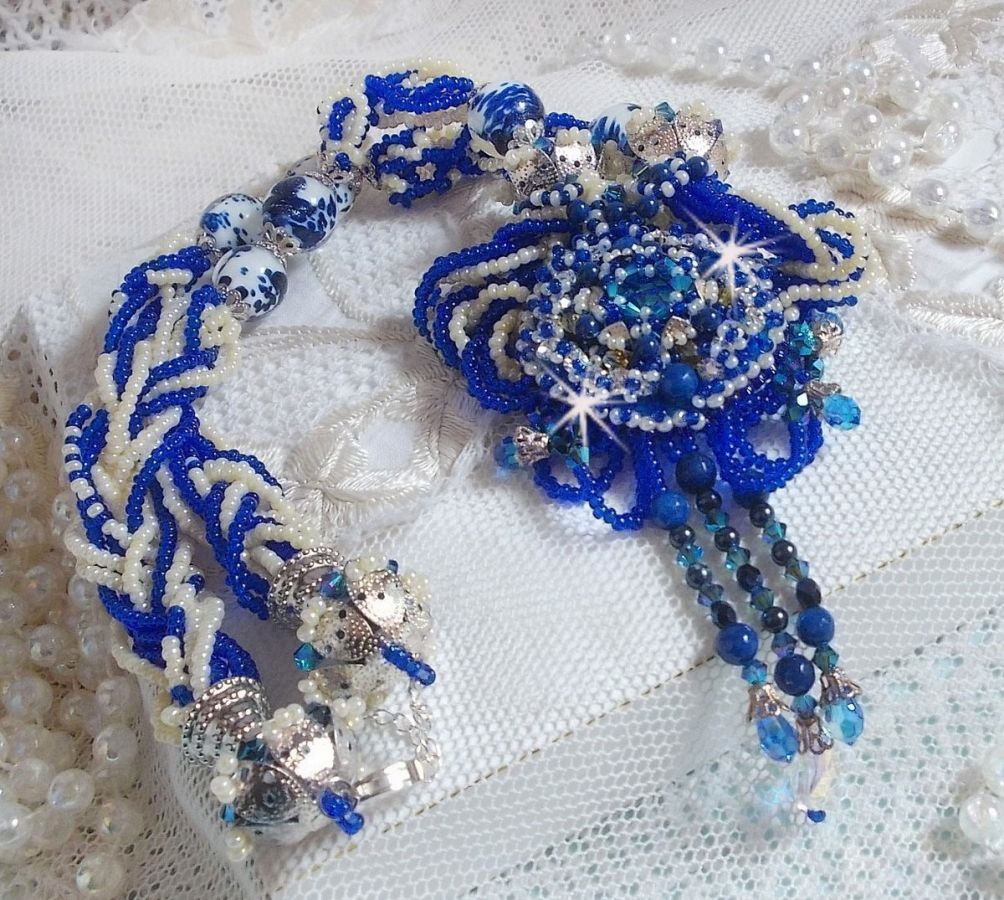 Collier Lotus Flowers avec un cabochon en Verre brod&eacute; sur une base en su&eacute;dine &agrave; laquelle s&rsquo;ajoute :  perles de Venise, coupelles estampes, toupies, chatons, gouttes, rocailles et fermoir Argent 925