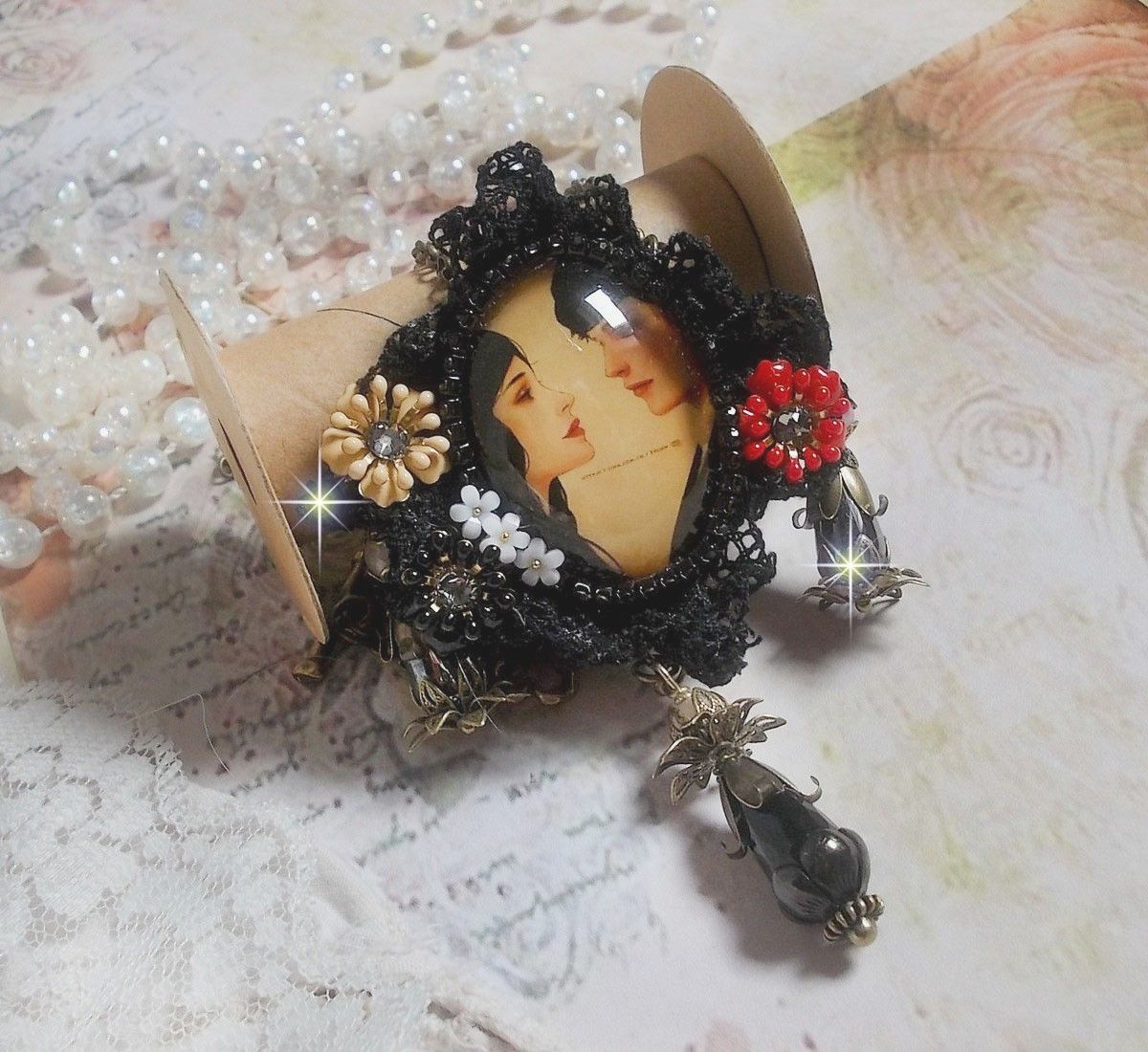 Collier Love Romance cr&eacute;e avec des cristaux, un cabochon ovale repr&eacute;sentant deux femmes, des Quartz, H&eacute;matites, des perles en plaqu&eacute; or et autres accessoires