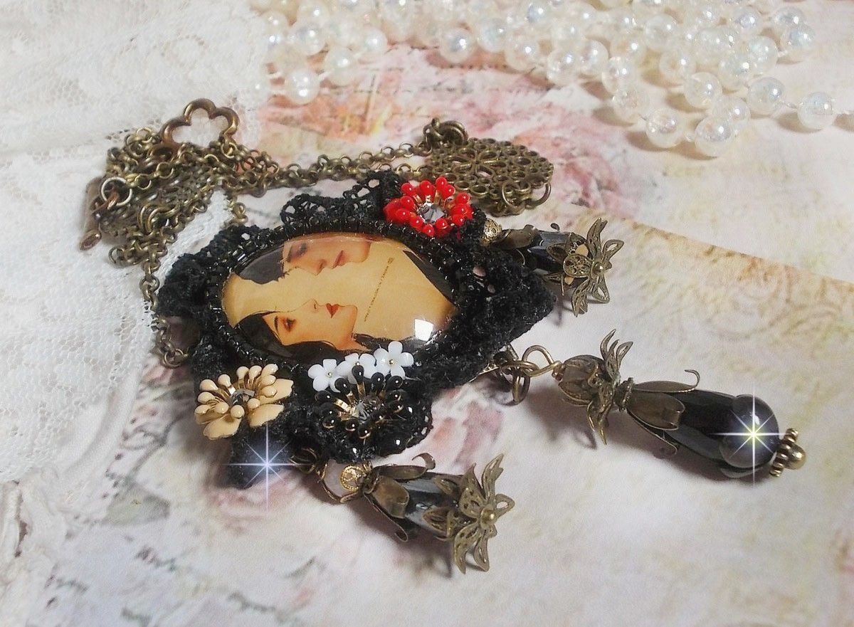 Collier Love Romance cr&eacute;e avec des cristaux, un cabochon ovale repr&eacute;sentant deux femmes, des Quartz, H&eacute;matites, des perles en plaqu&eacute; or et autres accessoires