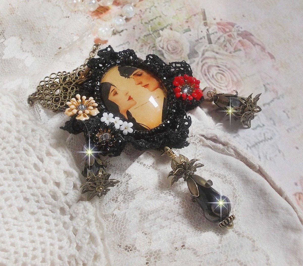 Collier Love Romance cr&eacute;e avec des cristaux, un cabochon ovale repr&eacute;sentant deux femmes, des Quartz, H&eacute;matites, des perles en plaqu&eacute; or et autres accessoires