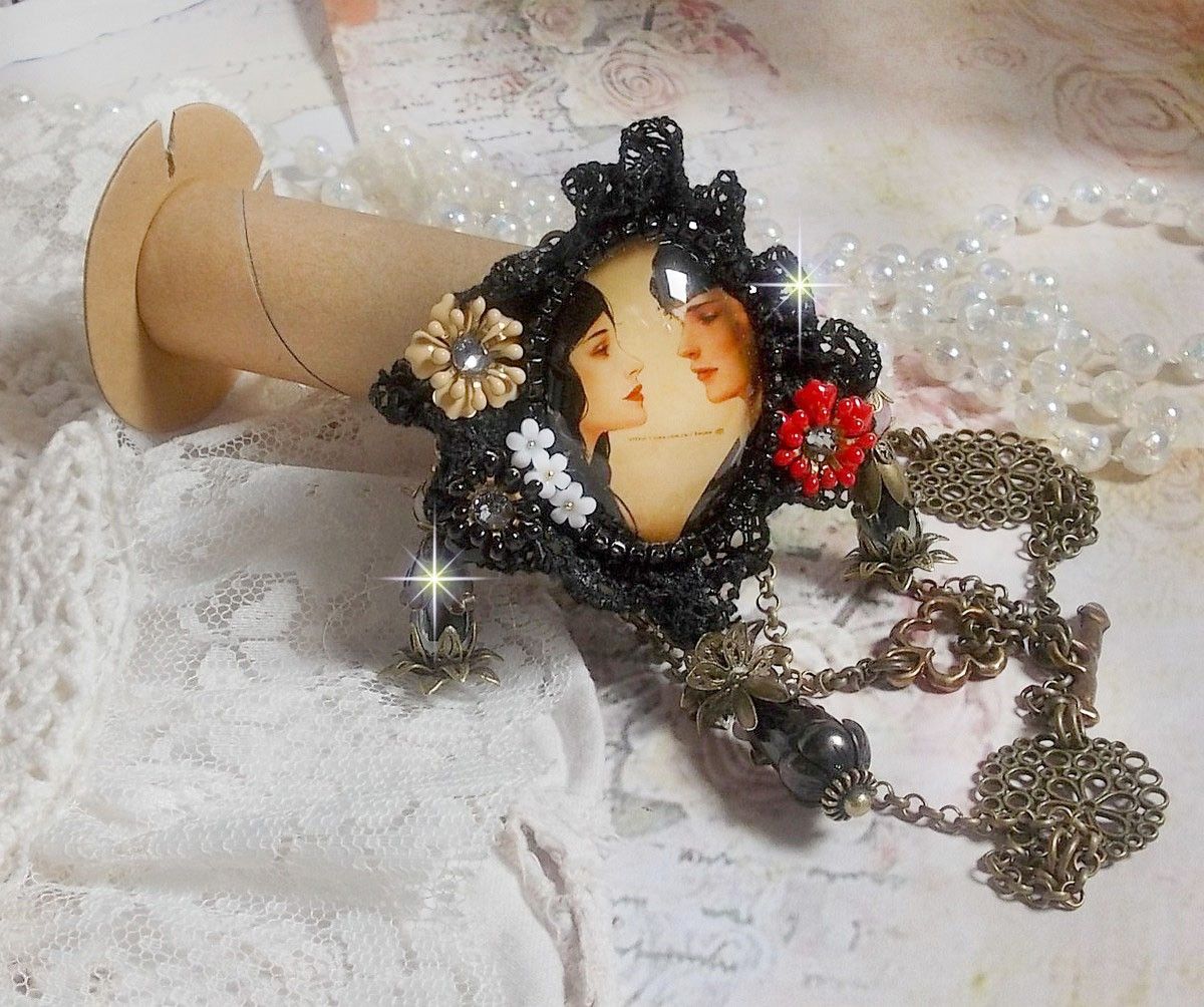Collier Love Romance cr&eacute;e avec des cristaux, un cabochon ovale repr&eacute;sentant deux femmes, des Quartz, H&eacute;matites, des perles en plaqu&eacute; or et autres accessoires