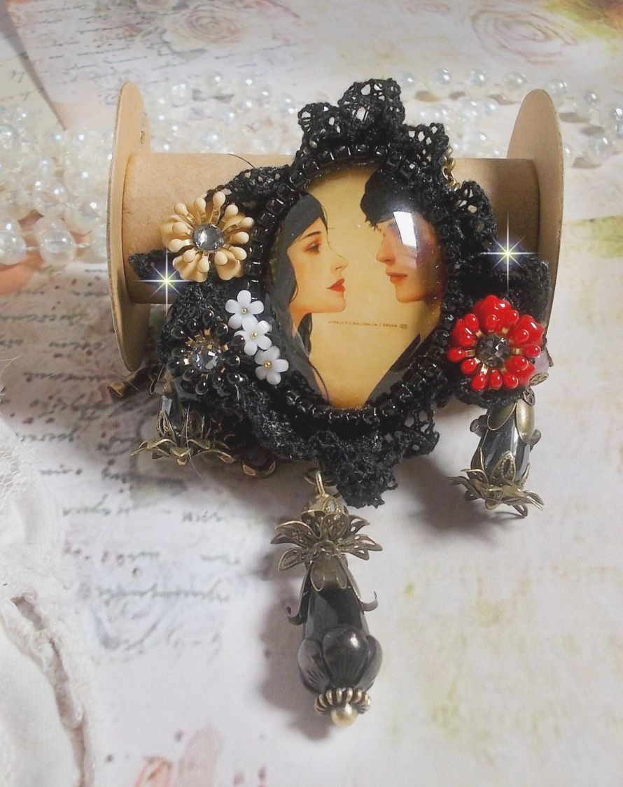Collier Love Romance cr&eacute;e avec des cristaux, un cabochon ovale repr&eacute;sentant deux femmes, des Quartz, H&eacute;matites, des perles en plaqu&eacute; or et autres accessoires