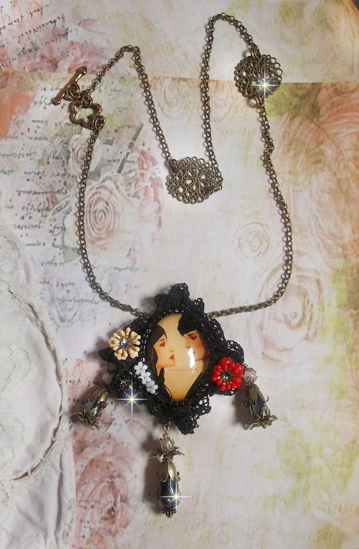 Collier Love Romance cr&eacute;e avec des cristaux, un cabochon ovale repr&eacute;sentant deux femmes, des Quartz, H&eacute;matites, des perles en plaqu&eacute; or et autres accessoires